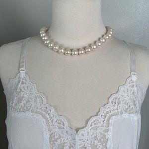 COQUETTE CHUNKY PEARL NECKLACE